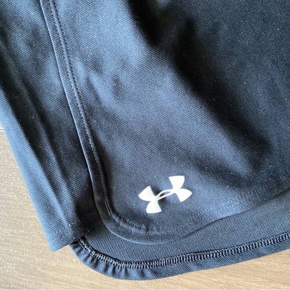 Ladies Under Armour shorts - Picture 2 of 4